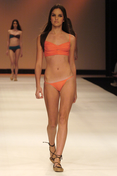 desfiles-luizabonadimam-rioverao2006rtw-106