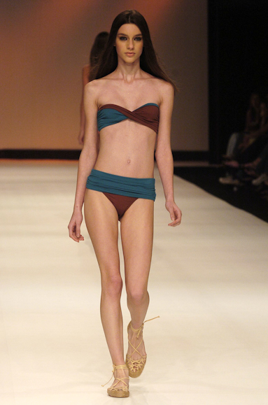 desfiles-luizabonadimam-rioverao2006rtw-107