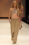 desfiles-luizabonadimam-rioverao2006rtw-112