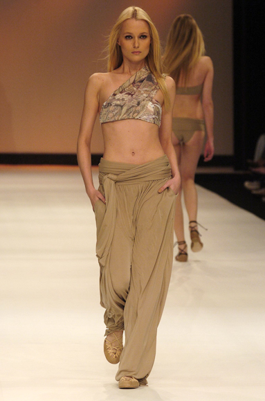 desfiles-luizabonadimam-rioverao2006rtw-112
