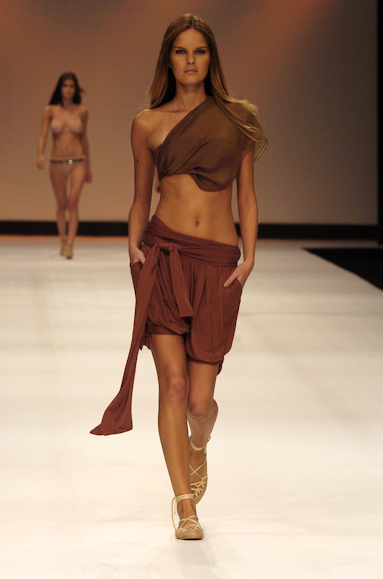 desfiles-luizabonadimam-rioverao2006rtw-114