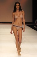 desfiles-luizabonadimam-rioverao2006rtw-115