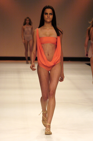 desfiles-luizabonadimam-rioverao2006rtw-117