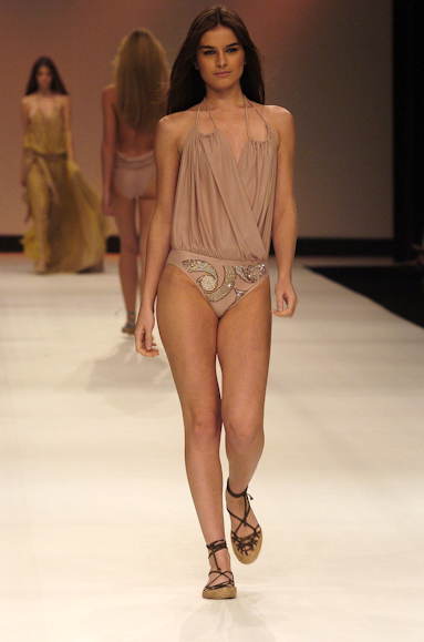 desfiles-luizabonadimam-rioverao2006rtw-119