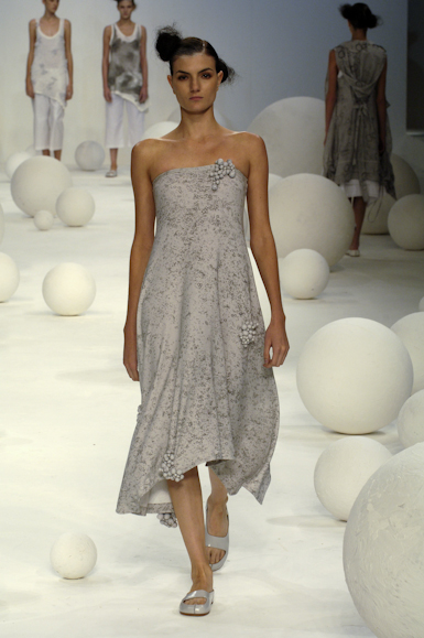 desfiles-mariabonita-rioverao2006rtw-102