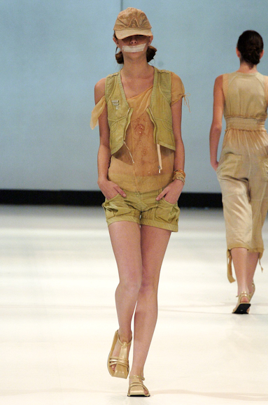 desfiles-melkzda-rioverao2006rtw-103