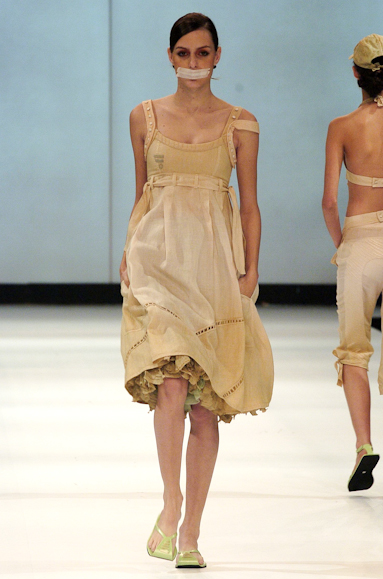 desfiles-melkzda-rioverao2006rtw-106