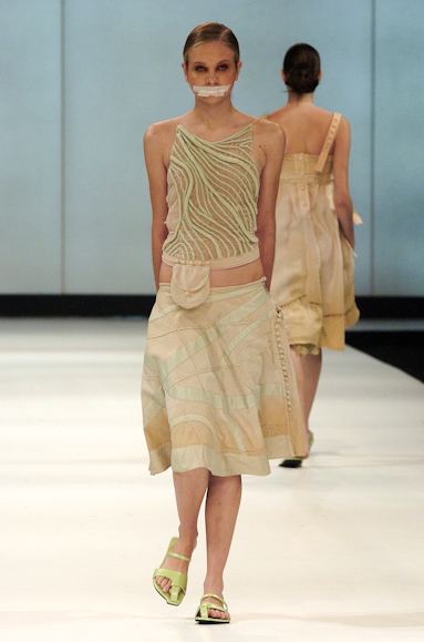 desfiles-melkzda-rioverao2006rtw-107