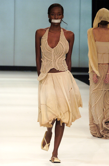 desfiles-melkzda-rioverao2006rtw-109