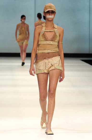 desfiles-melkzda-rioverao2006rtw-111