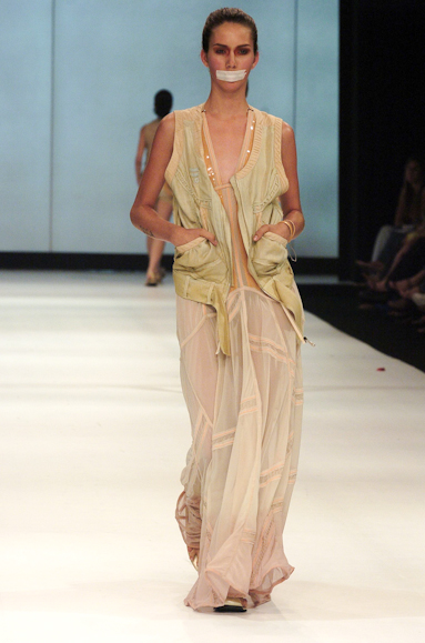 desfiles-melkzda-rioverao2006rtw-114