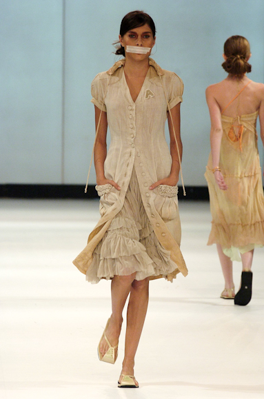 desfiles-melkzda-rioverao2006rtw-118