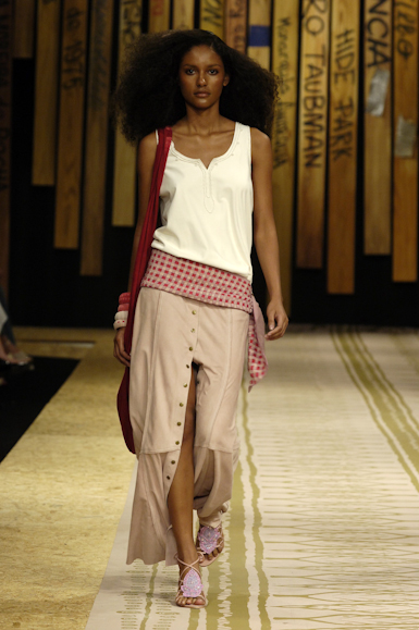 desfiles-patriciavieira-rioverao2006rtw-115