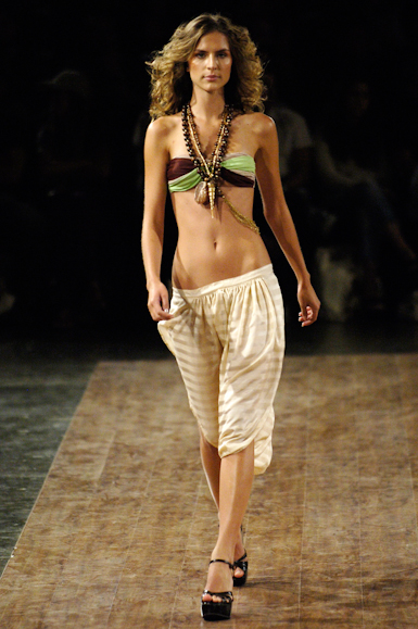 desfiles-aguadecoco-saopauloverao2007rtw-133
