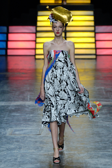 desfiles-andrelima-saopauloverao2006rtw-117