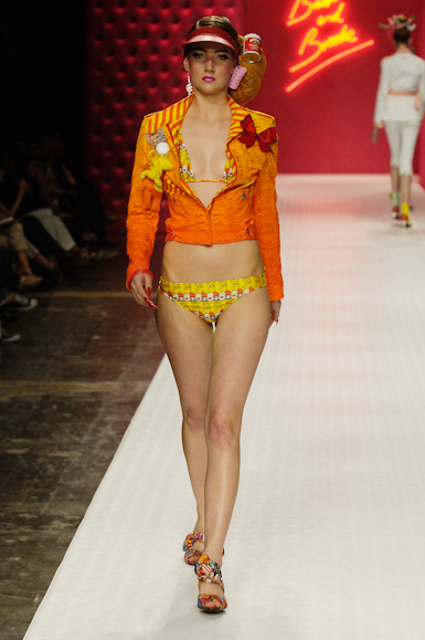 desfiles-bassobrooke-saopauloverao2006rtw-108
