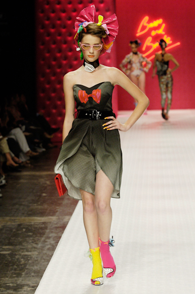 desfiles-bassobrooke-saopauloverao2006rtw-131