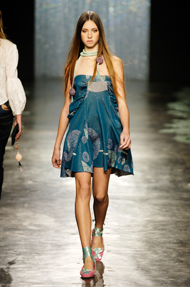 desfiles-fabiabercsek-saopauloverao2006rtw-107