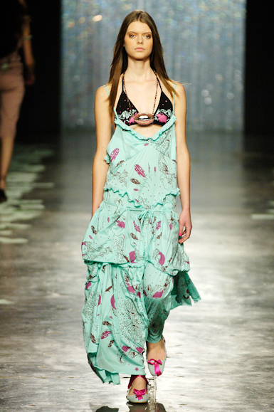 desfiles-fabiabercsek-saopauloverao2006rtw-123