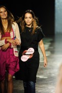 desfiles-fabiabercsek-saopauloverao2006rtw-130