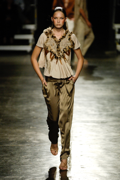 desfiles-eduardosuppes-saopauloverao2006rtw-117