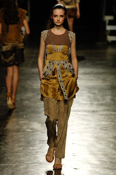 desfiles-eduardosuppes-saopauloverao2006rtw-121