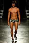 desfiles-eduardosuppes-saopauloverao2006rtw-133