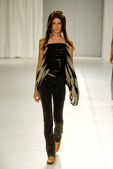 desfiles-erikaikezili-saopauloverao2006rtw-107