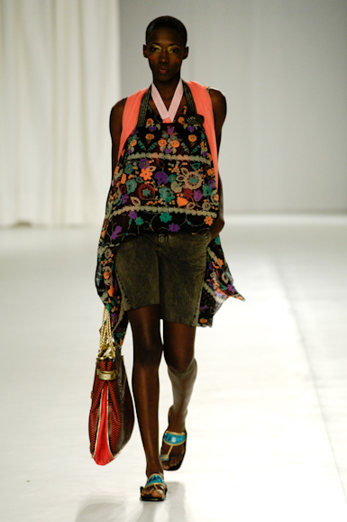 desfiles-erikaikezili-saopauloverao2006rtw-109