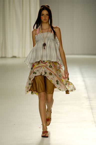 desfiles-erikaikezili-saopauloverao2006rtw-115