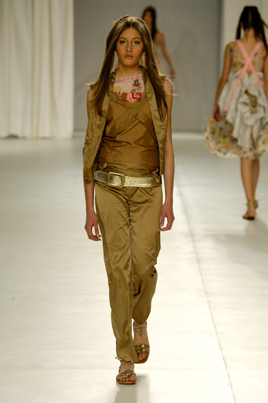 desfiles-erikaikezili-saopauloverao2006rtw-116