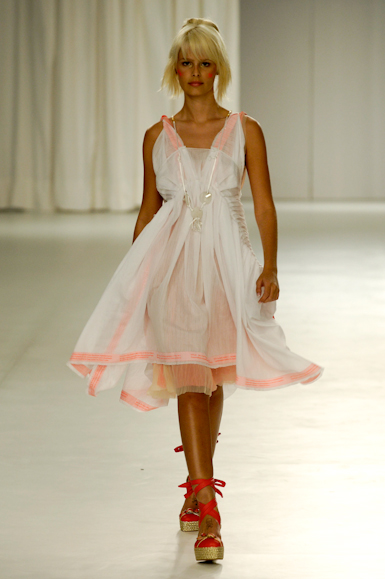 desfiles-erikaikezili-saopauloverao2006rtw-128