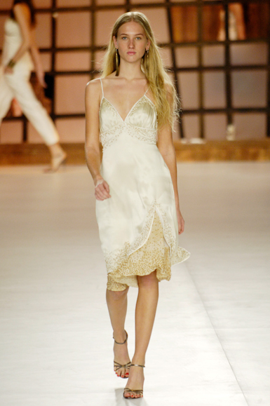 desfiles-gisellenasser-saopauloverao2006rtw-106