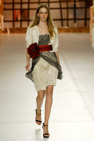 desfiles-gisellenasser-saopauloverao2006rtw-109