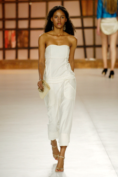 desfiles-gisellenasser-saopauloverao2006rtw-113