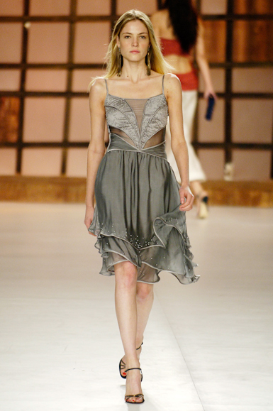 desfiles-gisellenasser-saopauloverao2006rtw-114