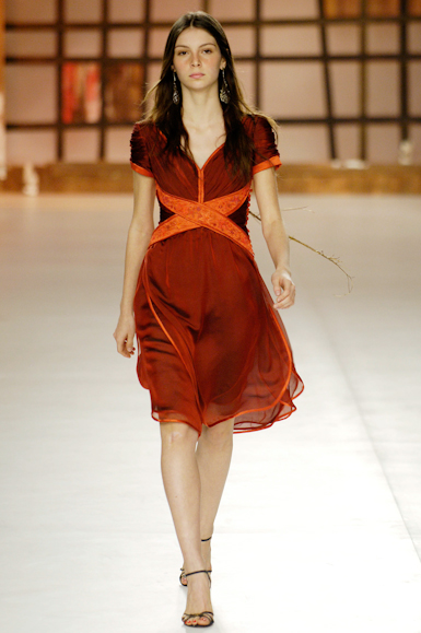 desfiles-gisellenasser-saopauloverao2006rtw-125