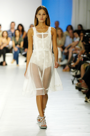 desfiles-gloriacoelho-saopauloverao2006rtw-111