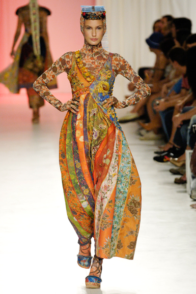 desfiles-linovillaventura-saopauloverao2006rtw-106