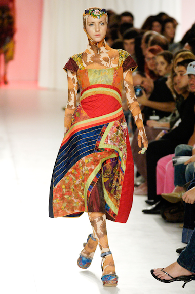 desfiles-linovillaventura-saopauloverao2006rtw-107