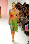 desfiles-linovillaventura-saopauloverao2006rtw-113