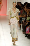 desfiles-linovillaventura-saopauloverao2006rtw-119
