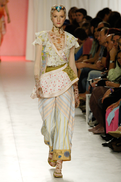 desfiles-linovillaventura-saopauloverao2006rtw-119