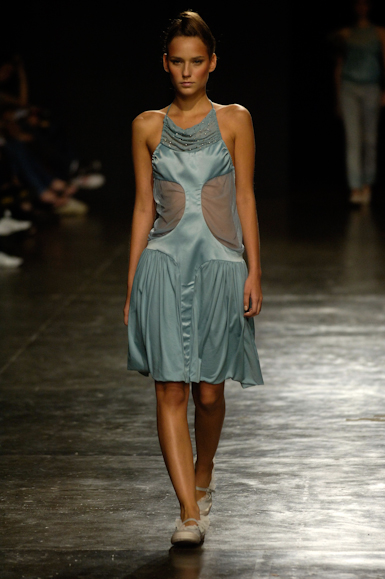 desfiles-mareunitschke-saopauloverao2006rtw-115
