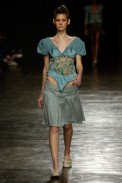desfiles-mareunitschke-saopauloverao2006rtw-117