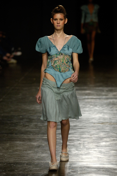 desfiles-mareunitschke-saopauloverao2006rtw-117