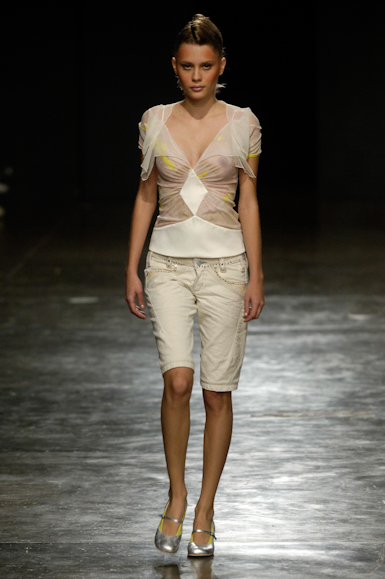 desfiles-mareunitschke-saopauloverao2006rtw-126