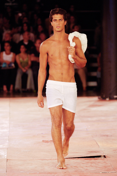 desfiles-rosacha-saopauloverao2006rtw-107
