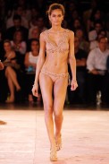 desfiles-rosacha-saopauloverao2006rtw-111