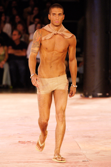 desfiles-rosacha-saopauloverao2006rtw-112
